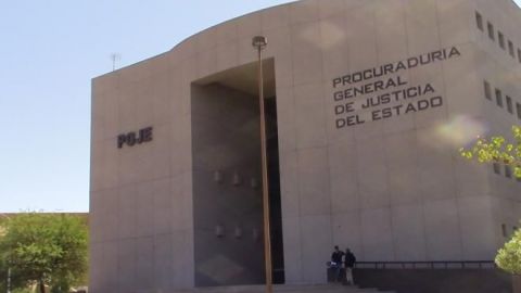 Iracundas, rompen puerta cristal de Procuraduría en Mexicali