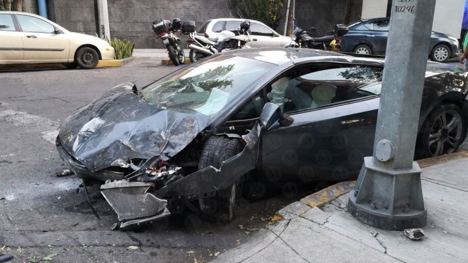 Tras choque, abandonan Lamborghini en la CDMX