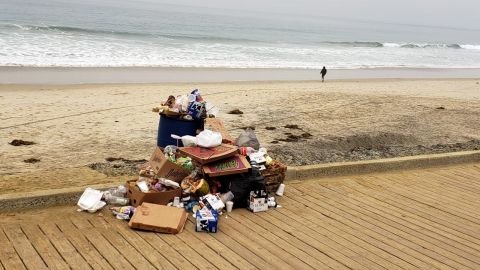 Playas de Tijuana, inundadas de basura