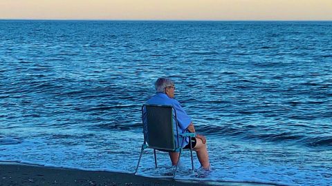 Abuelito frente al mar