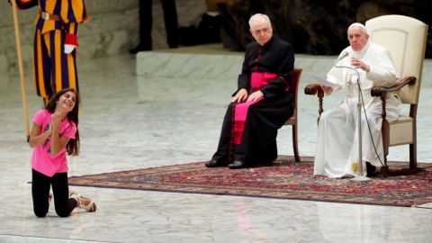Niña interrumpe audiencia papal y le roba protagonismo a Francisco