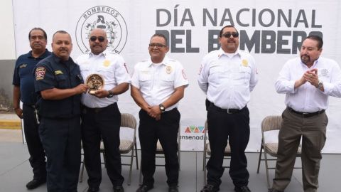 Conmemoran a Bomberos en su día