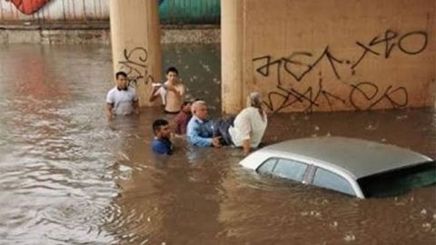 Tormenta tropical "Ivo" causa corrientes de agua y arrastra autos