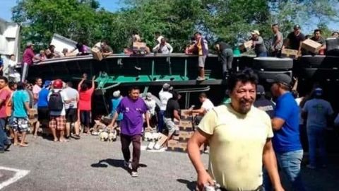 Registran rapiña tras volcadura de camión de cervezas en Yucatán