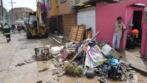 Amanecen decenas de casas con lodo por desbordamiento del Río Hondo