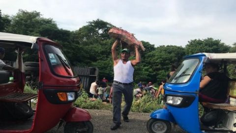 Volcadura de tráiler desata rapiña de carne en Oaxaca