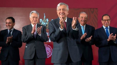 López Obrador pide aplausos a prensa