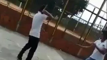 VIDEO: Estudiante trata de matar a su maestro con cuchillo