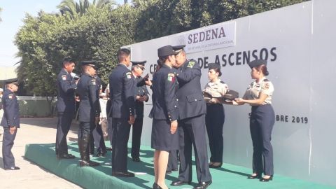 Celebran ceremonia de ascensos de elementos militares