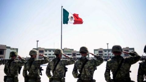 Ascienden a militares