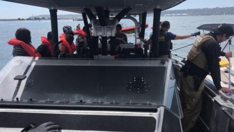 Rescatan a 12 personas en el mar de San Diego