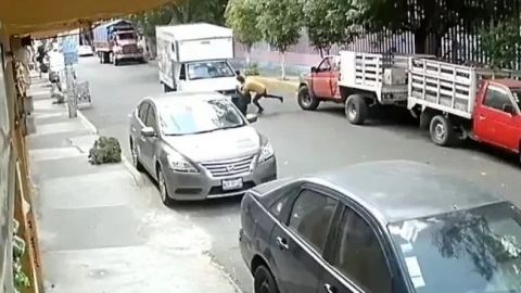VIDEO: Captan a sujeto que se lanza contra camioneta y provoca accidente
