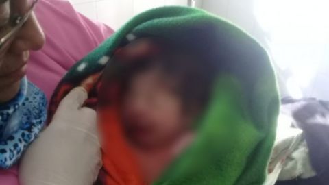 Abandonan a recién nacida en baños de plaza comercial