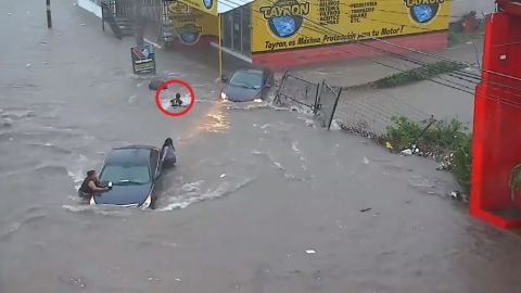 VIDEO: Mujer cae a alcantarilla tras paso de lluvia