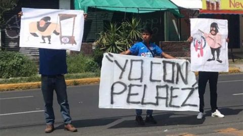 Aficionados de Cruz Azul protestan en La Noria