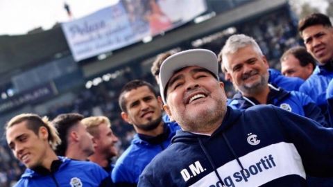 Maradona llorada de felicidad en su presentación con Gimnasia