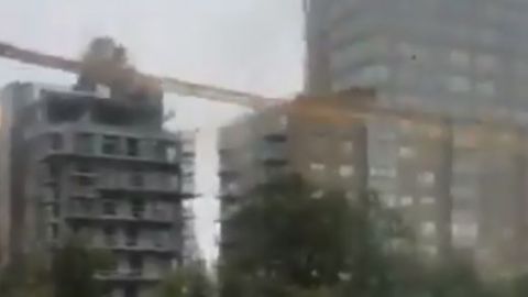 VIDEO: Grúa cae sobre edificio en Canadá debido a "Dorian"