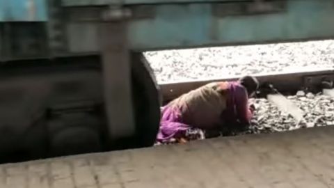VIDEO: Mujer mayor se salva de morir aplastada por tren
