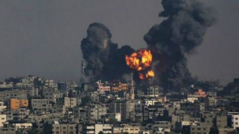 VIDEO-Israel bombardea Gaza tras lanzamiento de dos cohetes contra su territorio