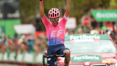 Colombiano Higuita gana 18va etapa de la Vuelta, Roglic sigue en punta