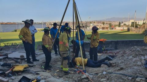 Caen obreros dentro de una fosa del estadio de Xolos; bomberos los rescatan