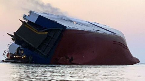 VIDEO-Rescatados 4 tripulantes de buque que dejó en el fondo del mar 4 mil autos