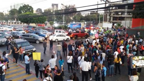 VIDEO: Exigen pago a maestros, bloquean bulevar Agua Caliente