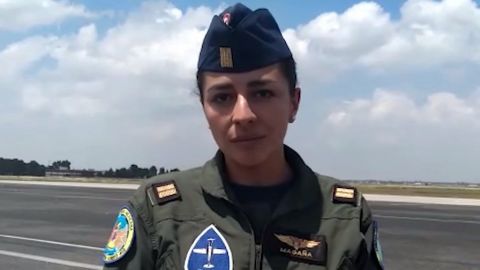 Por primera vez una mujer pilotara una aeronave de combate en desfile militar