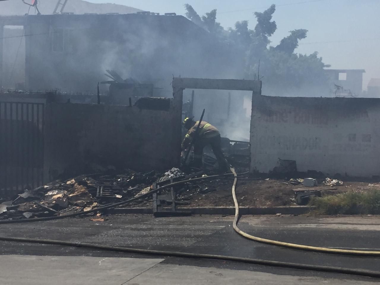 VIDEO Incendio acaba con una casa y casi con otra