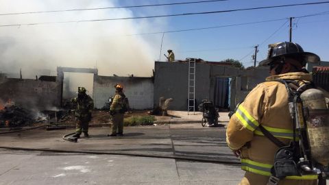 VIDEO: Incendio acaba con una casa y casi con otra
