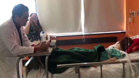 VIDEO: Doctor le canta a su paciente con Cáncer 😍