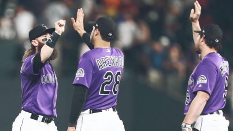 Blackmon jonronea, los Rockies derrotan a los Padres 11-10