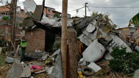Siete muertos al caer avión sobre casas en ciudad colombiana de Popayán