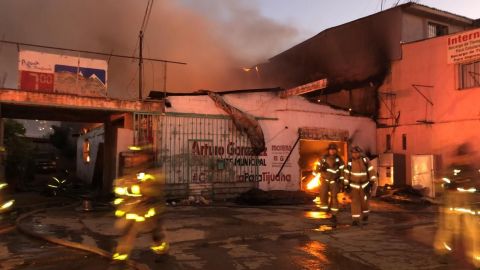 Amanece Tijuana con incendio en la colonia Las Torres