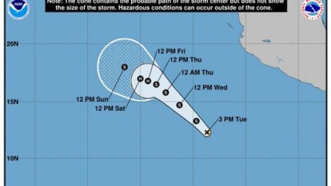 Tormenta tropical Mario se suma al ciclón Lorena en el Pacífico mexicano