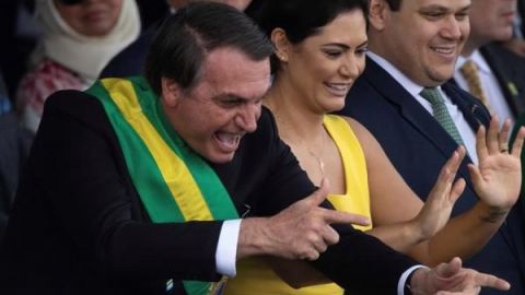Bolsonaro sanciona ley que obliga a agresor de mujeres a pagar gastos médicos