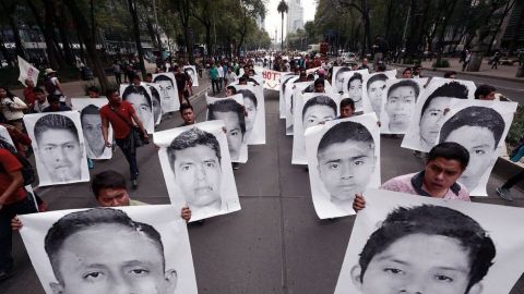 Acuerdan reconstruir ''desde cero'' caso Ayotzinapa