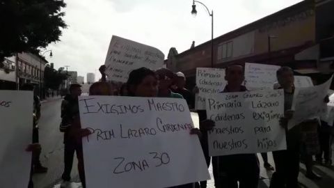 VIDEO: Cierran calle 2da para exigir maestros