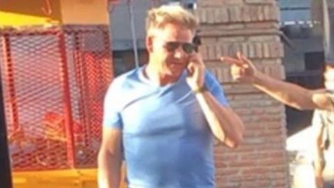 VIDEO: Gordon Ramsay sigue disfrutando de Tijuana, toca las maracas con mariachi