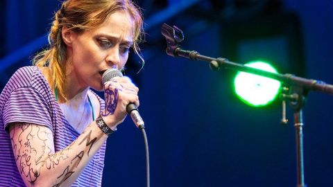 Gran gesto de Fiona Apple, dona 2 años de regalías de su música para migrantes