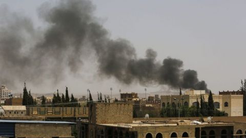 Coalición árabe destruye objetivos en Yemen y Riad muestra plantas atacadas