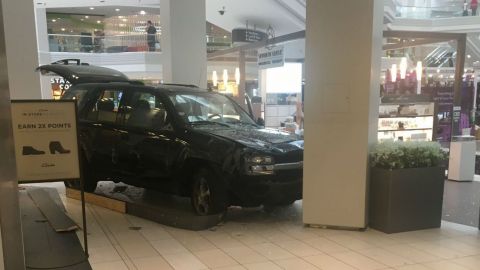 VIDEO: Auto ingresa a centro comercial causando destrozos