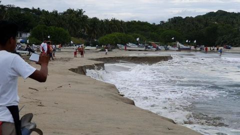 VIDEO: Se hunde playa en Oaxaca