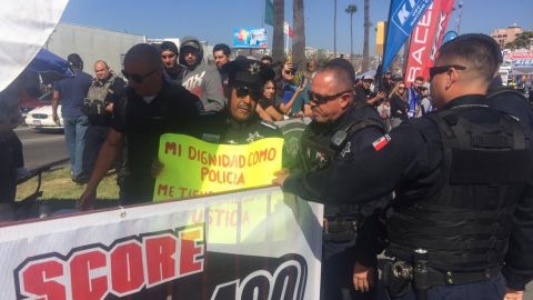 VIDEO: Como protesta ex policía para la Baja 400