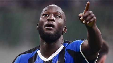 Inter se lleva el derbi de Milán y conserva liderato en Serie A