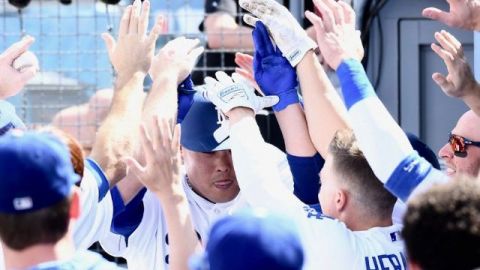 Ryu pega jonrón, Dodgers llegan a 100 triunfos
