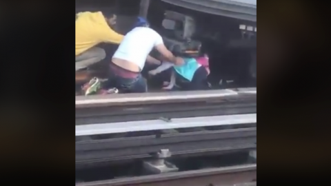 VIDEO: Tren arrolla aparatosamente a padre e hija
