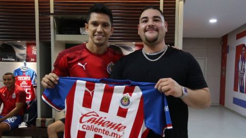 Andy Ruiz visita al equipo de sus amores, Chivas