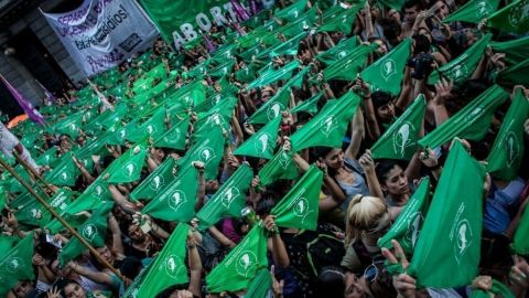 ¿Qué significan los pañuelos verdes en el debate del aborto?
