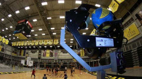 Voleibolistas de CETYS entrenan con un gigante metálico